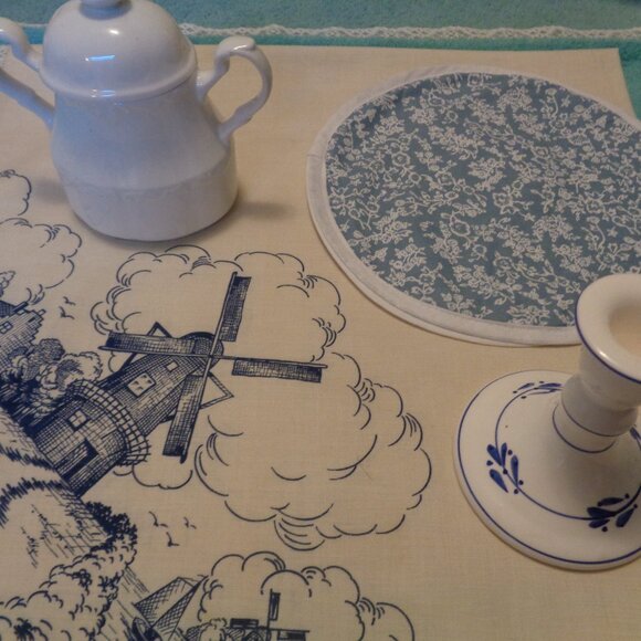 VINTAGE RETRO POTTERY SUGAR BLUE WHITE CANDLEHOLDER DUTCH LINEN ROLL HOL… - Picture 1 of 9